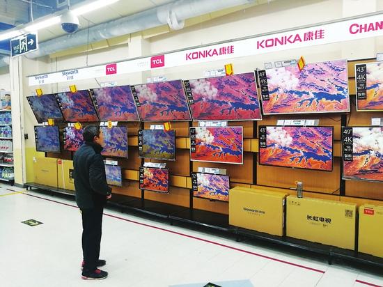 消費者正在選購4k高清智能平板電視。